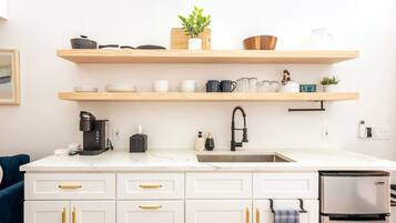 Fridge, oven, stovetop, coffee/tea maker