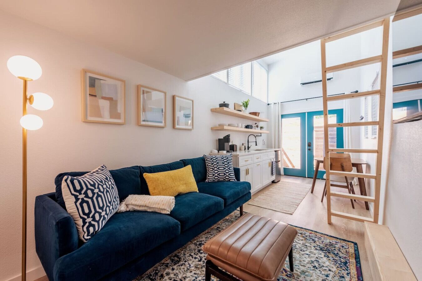 Een smart-tv en boeken