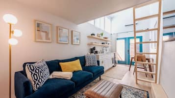 Een smart-tv en boeken