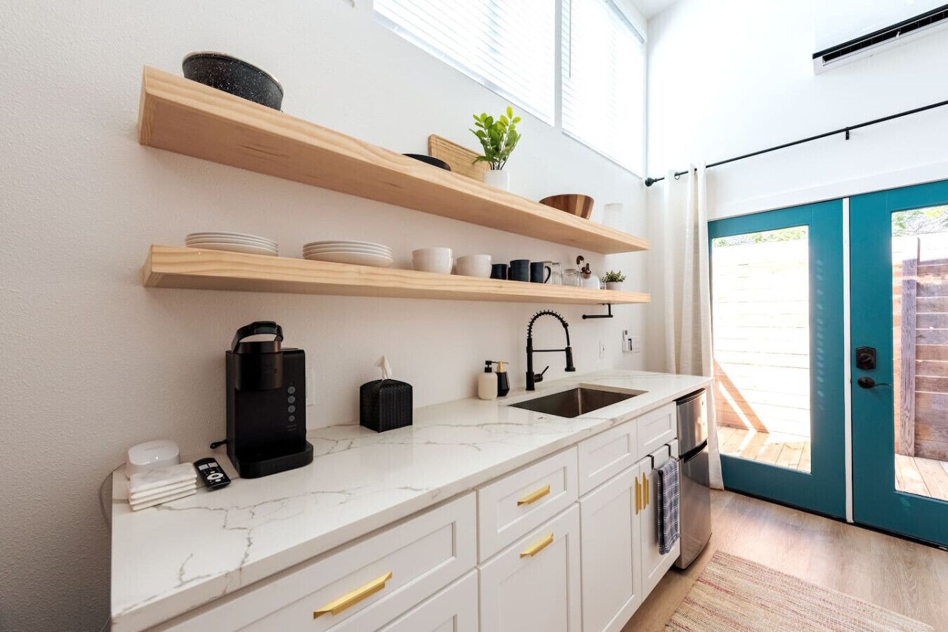 Kühlschrank, Ofen, Herdplatte, Wasserkocher mit Kaffee-/Teezubehör