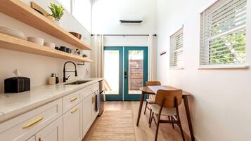 Fridge, oven, stovetop, coffee/tea maker
