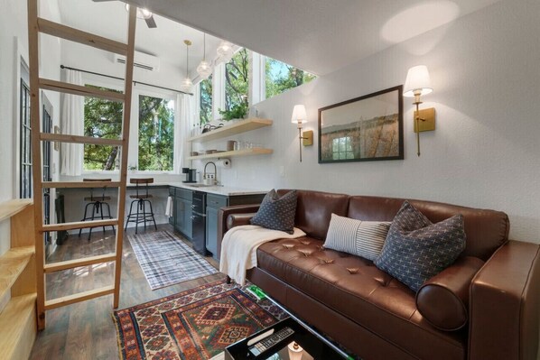 Smart TV, books - Extended Stay Retreat - A+ Deck w/ Greenbelt View! (Austin)