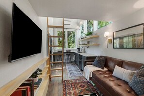 Smart TV, books - Extended Stay Retreat - A+ Deck w/ Greenbelt View! (Austin)