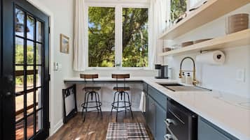 Fridge, oven, stovetop, coffee/tea maker