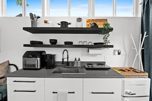 Fridge, microwave, oven, stovetop - Spacious & Bright w/ Deck - Walkable to 6th St! (Austin)