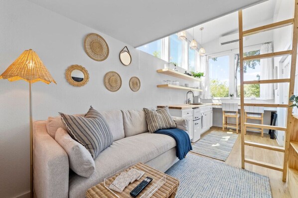 Smart TV, books - Extended Stay Haven: A+ Deck w/ Greenbelt Views! (Austin)