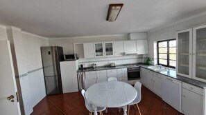 Fridge, microwave, oven, stovetop - Magnificent T3 apartment in Mira center about 5 km from Praia de Mira  (Mira)
