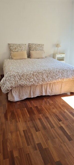 3 slaapkamers, een strijkplank/strijkijzer, reisbedje, gratis wifi