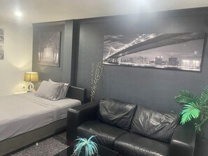 1 bedroom, in-room safe, free WiFi, bed sheets - A room designed with a motel concept in a residential area. (Shepparton)