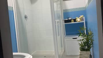 Chuveiro, secador de cabelo, toalhas de banho, sabonete