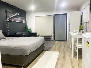 1 bedroom, in-room safe, free WiFi, bed sheets - A room designed with a motel concept in a residential area. (Shepparton)