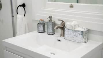 Douche, séchoir à cheveux, serviettes fournies, savon