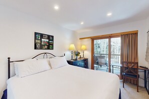 2 bedrooms, Internet, bed sheets - Mountain view condo next to golf/Nordic skiing with pool, hot tub & game room (Vail)