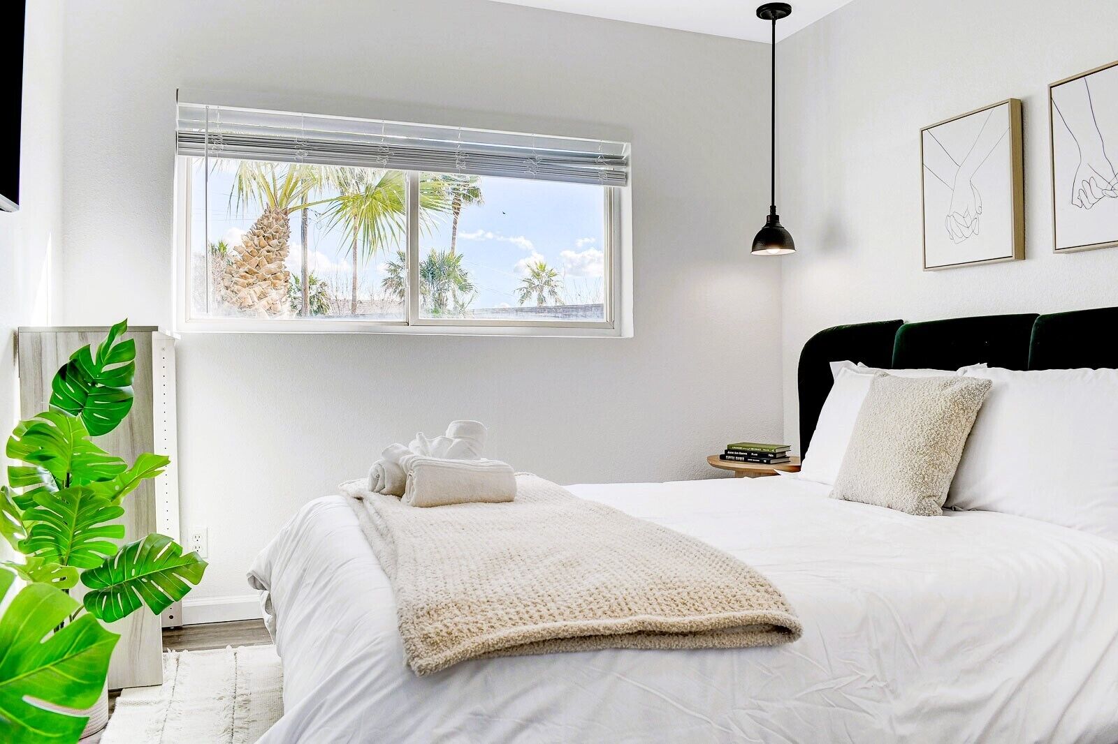 7 makuuhuonetta, työpöytä, silitysrauta/-lauta, vauvan matkasänky