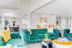 TV connectée, cheminée, livres