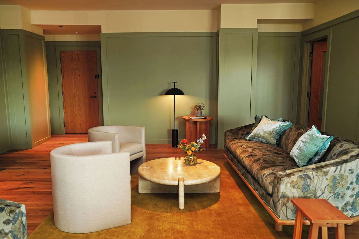 Presidential-Suite, Stadtblick (Albert Suite) | Wohnbereich | 55-Zoll-Flachbildfernseher mit Digitalempfang, Streaming-Dienste