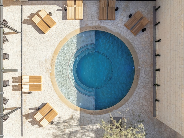 Piscine extérieure, tentes de plage