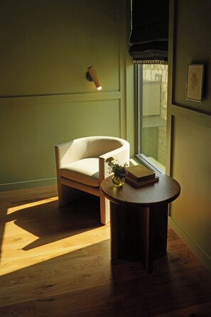 Een 55-inch flatscreentelevisie met digitale zenders