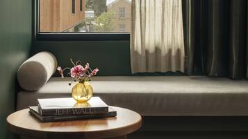 King | Egyptian cotton sheets, premium bedding, pillow-top beds, minibar