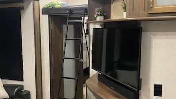 Smart TV, chimenea y tenis de mesa