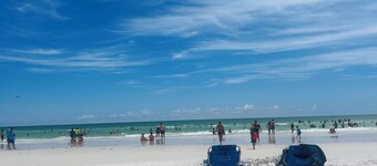 Minutes from Siesta Key Beach, Nathan Benderson Park Pool, WiFi, & Resort Amen