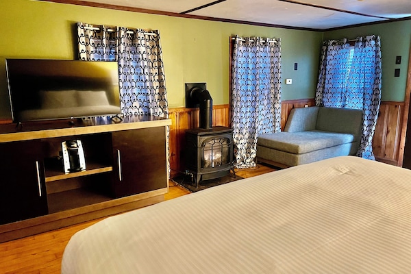 Standard Double Room, 1 King Bed | Free WiFi