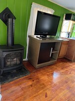 Basic Cabin | Living area | Flat-screen TV