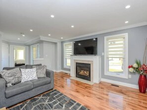 Smart TV, fireplace