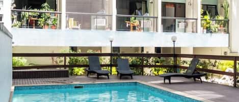 Außenpool, Sonnenschirme, Liegestühle