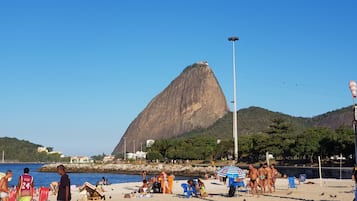 Playa en los alrededores, playa de arena blanca y masajes en la playa