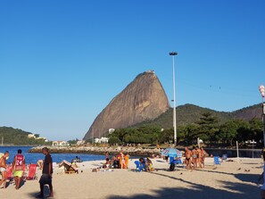 Beach nearby, white sand, beach massages - Duplex Charmoso (Rio de Janeiro)