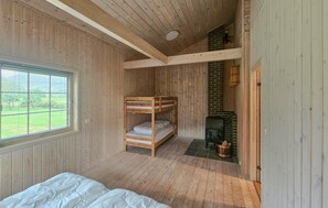 2 室のベッドルーム、旅行用ベビーベッド、WiFi (無料)、ベッドシーツ