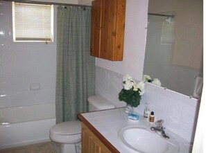 Haartrockner, Handtücher, Seife, Shampoo