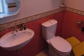 Shower, towels - 3 Bed Apartment Sleeps 7 - Concierge Available (Cairo)