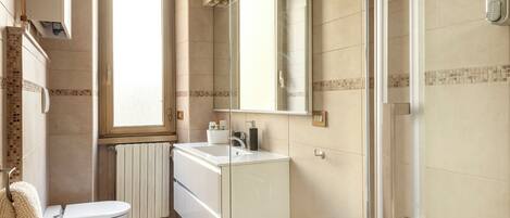 Suihku, hiustenkuivaaja, bidee, pyyhkeet