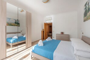 2 chambres, bureau, fer et planche Ă repasser, lit parapluie