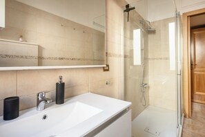 Douche, séchoir à cheveux, bidet, serviettes fournies