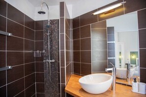 Douche, sèche-cheveux, serviettes fournies