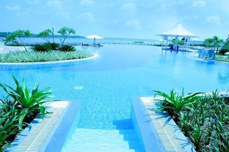 Piscina al aire libre. Ramada Resort Cochin