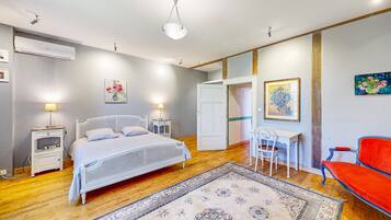 7 slaapkamers, een strijkplank/strijkijzer, reisbedje, gratis wifi