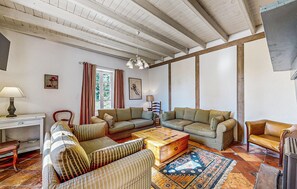 Una televisión, una chimenea, una mesa de tenis de mesa