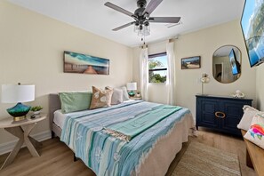5 habitaciones, escritorio y tabla de planchar con plancha