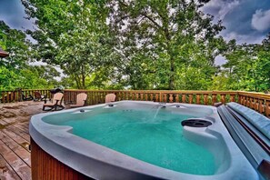 Outdoor spa tub - Luxurious Mountain Retreat in the Smoky's (Sevierville)