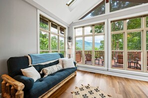 Smart TV, fireplace, books, offices