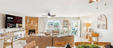Smart TV, chimenea y libros