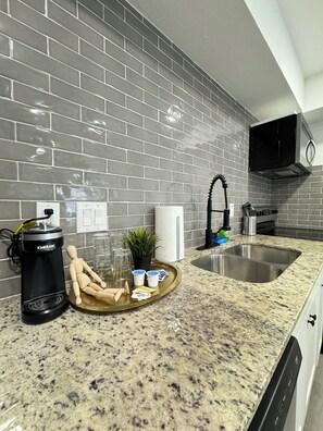 Fridge, microwave, oven, stovetop - DT Dallas 1BD LUXE Abode 5 Min from Love Field (Dallas)