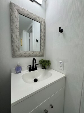 吹风机、毛巾、肥皂、卫生纸