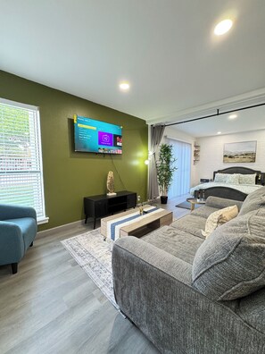 1 bedroom, iron/ironing board, free WiFi, bed sheets - DT Dallas 1BD LUXE Abode 5 Min from Love Field (Dallas)