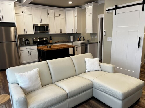 Cozy studio in charming Tualatin Commons next to great restaurants and shopping