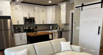 Cozy studio in charming Tualatin Commons next to great restaurants and shopping